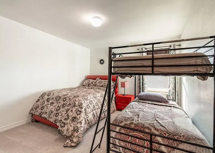 Modern 5 Bedroom With Access To Community Pool