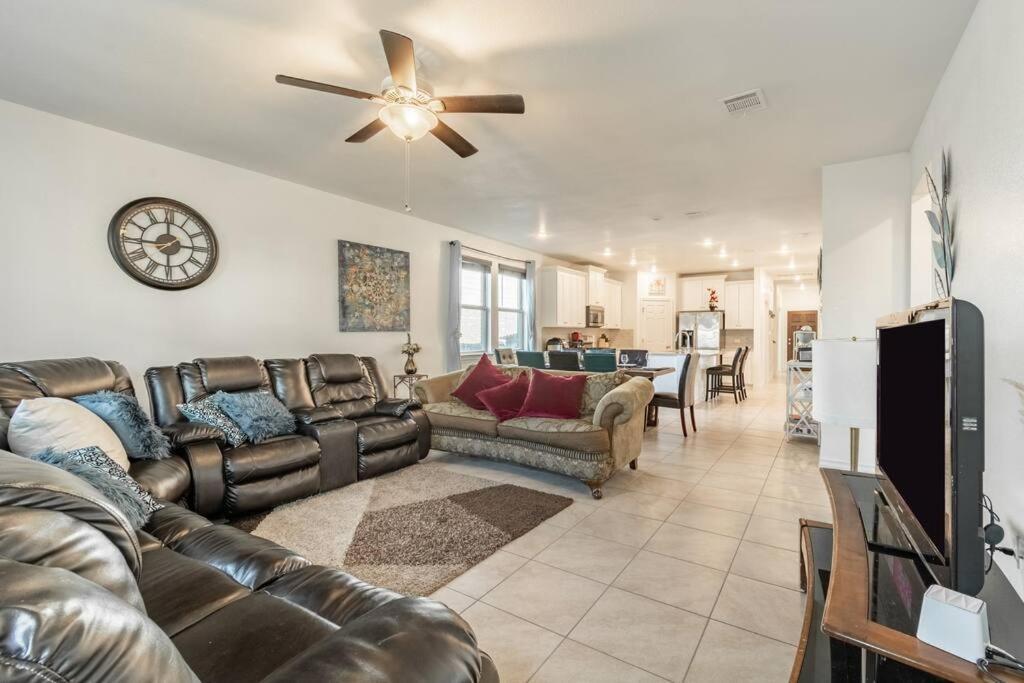 Modern 5 Bedroom With Access To Community Pool Holiday home Austin