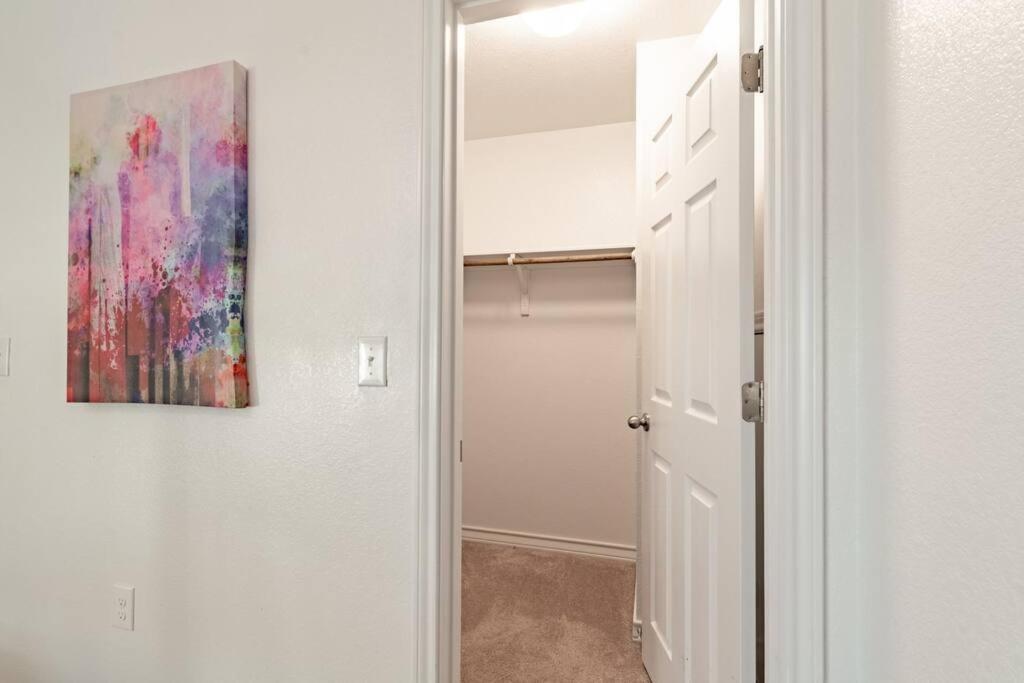 Modern 5 Bedroom With Access To Community Pool Holiday home Austin
